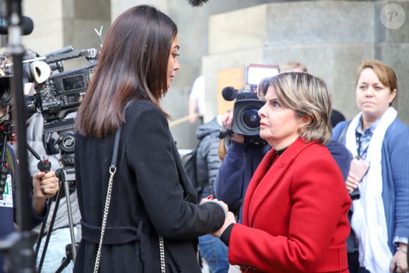 Ambra Battilana Gutierrez, l'une des accusatrices d'Harvey Weinstein, avec l'avocate Gloria Allred devant la Cour suprême de l'Etat de New York le 24 février 2020, lors de l'audience au cours de laquelle le jury a rendu un verdict de culpabilité à l'encontre du prévenu, jugé pour viol et agression sexuelle. © Vanessa Carvalho/ZUMA Wire/Bestimage