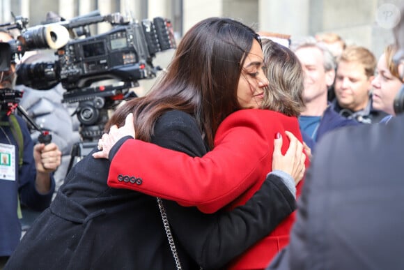 Ambra Battilana Gutierrez, l'une des accusatrices d'Harvey Weinstein, avec l'avocate Gloria Allred devant la Cour suprême de l'Etat de New York le 24 février 2020, lors de l'audience au cours de laquelle le jury a rendu un verdict de culpabilité à l'encontre du prévenu, jugé pour viol et agression sexuelle. © Vanessa Carvalho/ZUMA Wire/Bestimage