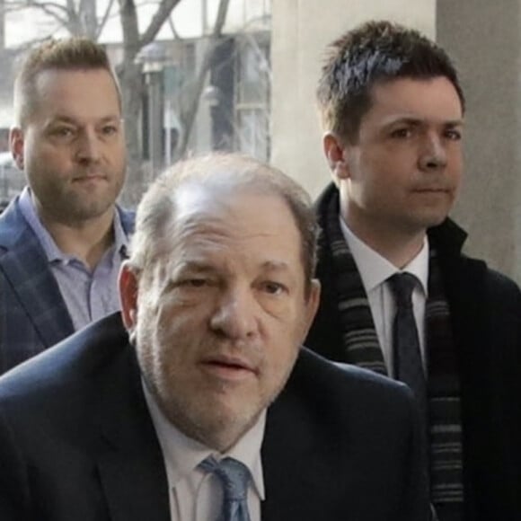 Harvey Weinstein le 24 février 2020 à la Cour suprême de l'État de New York pour son procès pour viol et agression sexuelle. Il a été reconnu coupable de deux des cinq chefs d'accusation qui pesaient sur lui.