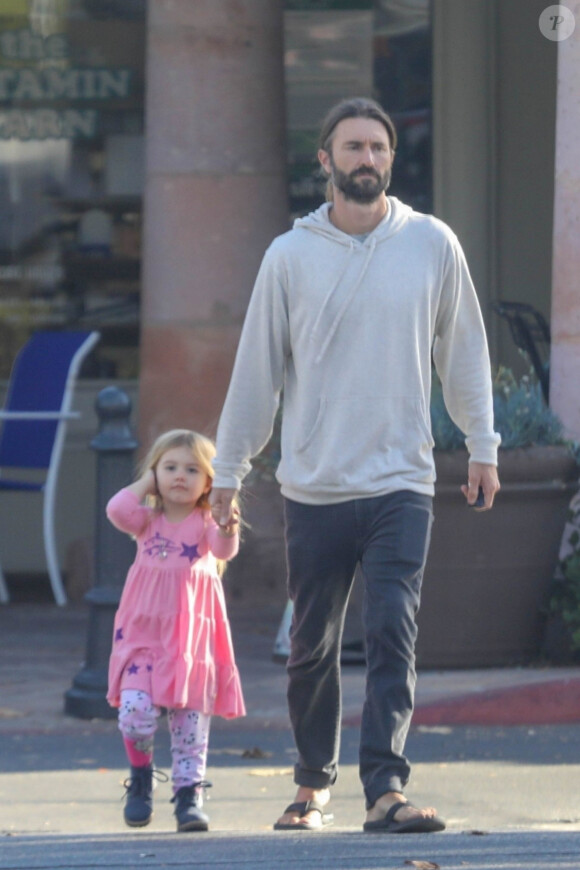 Exclusif - Brandon Jenner fait ses courses avec sa fille Eva après sa séparation avec sa femme Leah Felder à Malibu le 5 octobre 2018.