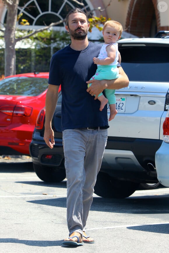 Brandon Jenner (le fils aîné de Caitlyn Jenner) et sa femme Leah Jenner font du shopping avec leur fille Eva à Malibu, le 28 juin 2016