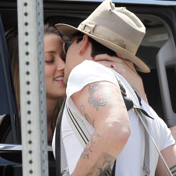 Exclusif - Prix Spécial - Johnny Depp embrasse sa fiancée Amber Heard avant de partir sur un vol à New York le 12 mai 2014.