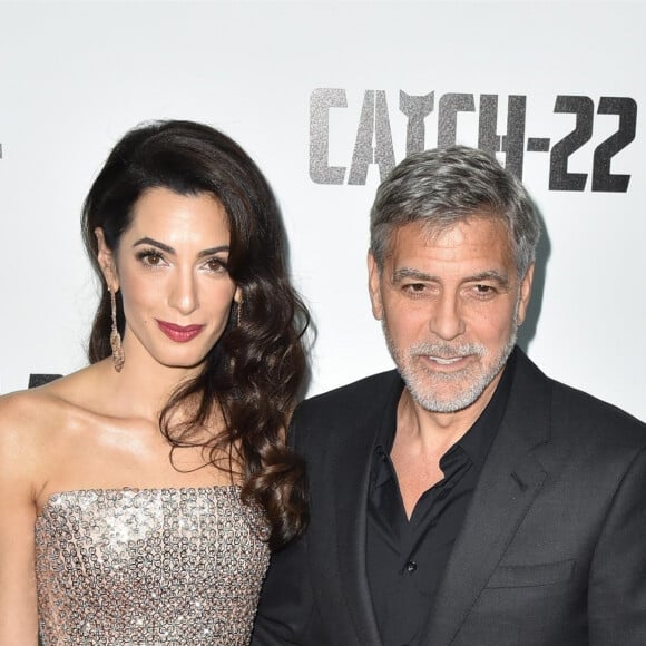 George Clooney et sa femme Amal Alamuddin Clooney à la première de "Catch 22" à Londres, le 15 mai 2019.