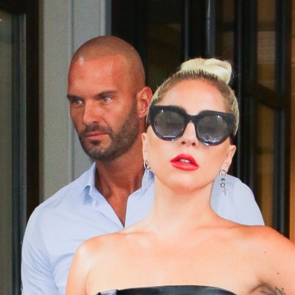 Lady Gaga quitte son hôtel avant de se produire sur la scène de l'Apollo Theater à New York le 24 juin 2019.