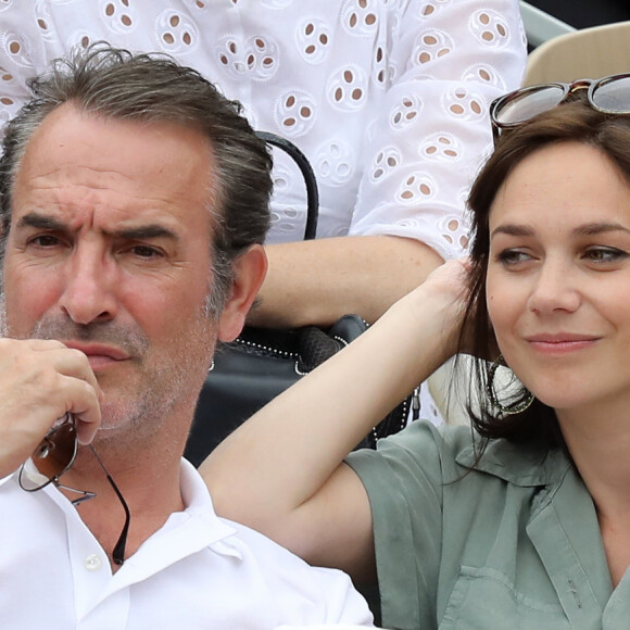 Jean Dujardin et sa femme Nathalie Péchalat - People dans les tribunes lors de la finale messieurs des internationaux de France de tennis de Roland Garros 2019 à Paris le 9 juin 2019. © Jacovides-Moreau/Bestimage