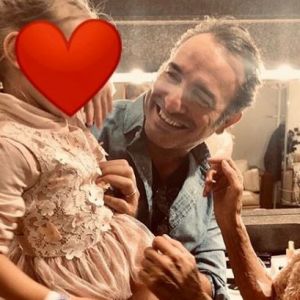 Jean Dujardin photographiée par sa femme Nathalie Péchalat avec leur fille Jeanne, dans les coulisses du spectacle de Chantal Goya. Instagram, le 5 octobre 2019.