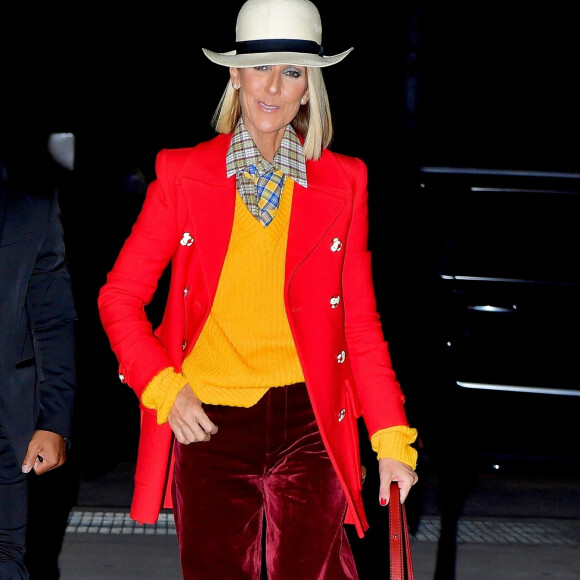 Céline Dion porte un ensemble coloré et un chapeau blanc à la sortie du Barclays Center à New York le 28 février 2020.