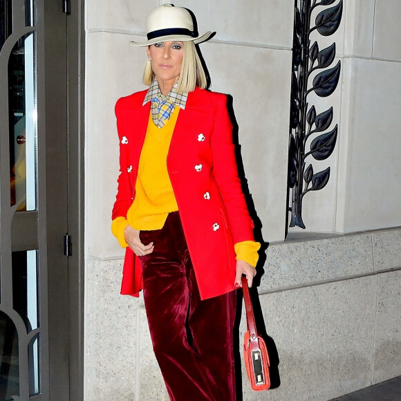 Céline Dion porte un ensemble coloré et un chapeau blanc à la sortie du Barclays Center à New York le 28 février 2020.