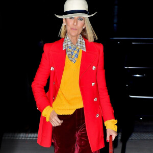 Céline Dion porte un ensemble coloré et un chapeau blanc à la sortie du Barclays Center à New York le 28 février 2020.