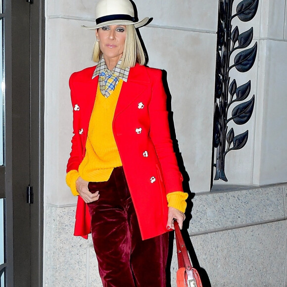 Céline Dion porte un ensemble coloré et un chapeau blanc à la sortie du Barclays Center à New York le 28 février 2020.
