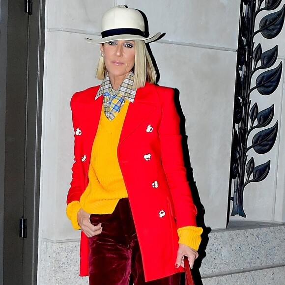 Céline Dion porte un ensemble coloré et un chapeau blanc à la sortie du Barclays Center à New York le 28 février 2020.