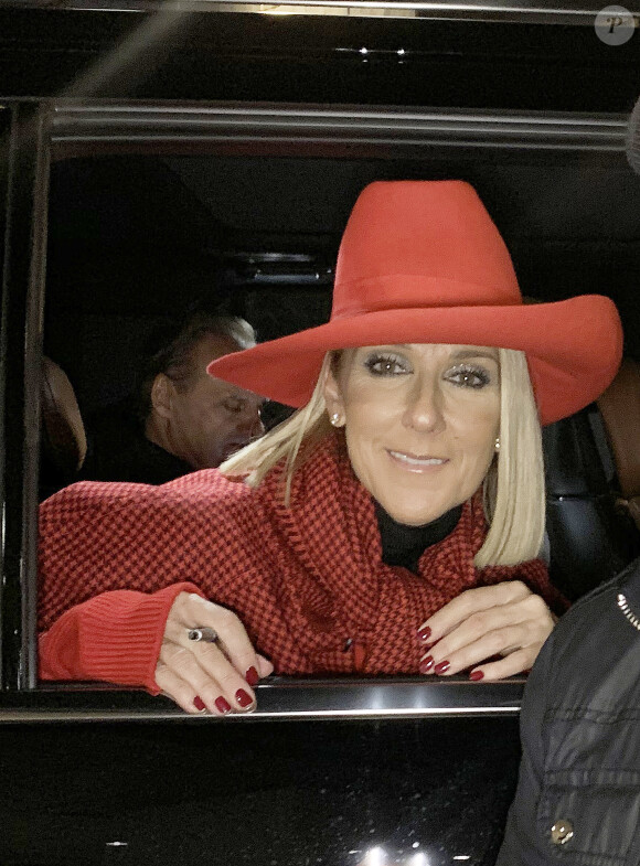 Exclusif - Celine Dion salue ses fans à la fenêtre du véhicule qui la transporte dans les rues de Toronto au Canada, 9 décembre 2019.