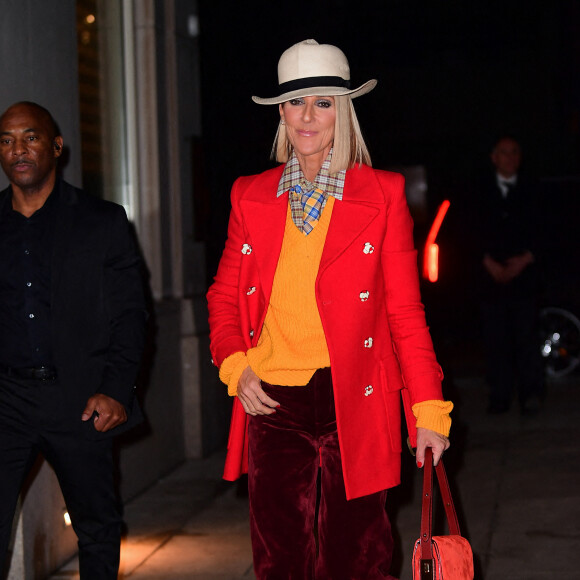 Céline Dion porte un ensemble coloré et un chapeau blanc à la sortie du Barclays Center à New York le 28 février 2020.