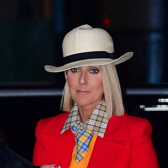 Céline Dion porte un ensemble coloré et un chapeau blanc à la sortie du Barclays Center à New York le 28 février 2020.