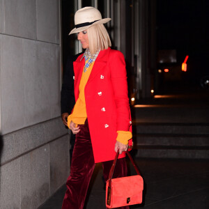 Céline Dion porte un ensemble coloré et un chapeau blanc à la sortie du Barclays Center à New York le 28 février 2020.