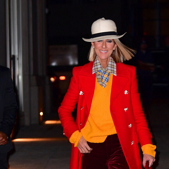 Céline Dion porte un ensemble coloré et un chapeau blanc à la sortie du Barclays Center à New York le 28 février 2020.