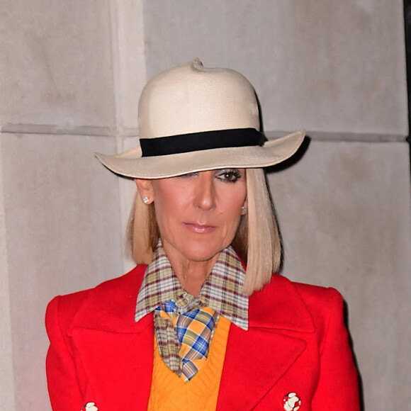 Céline Dion porte un ensemble coloré et un chapeau blanc à la sortie du Barclays Center à New York le 28 février 2020.