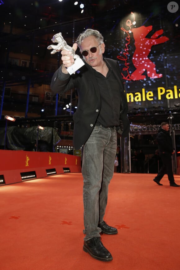 Benoît Delépine (Ours d'Argent pour le film "Effacez l'historique") à la cérémonie de clôture de la 70ème édition du festival international du film de Berlin (La Berlinale 2020), le 29 février 2020.