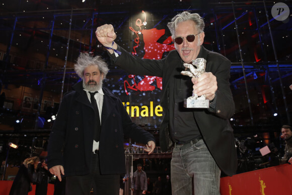 Gustave Kervern et Benoît Delépine (Ours d'Argent pour le film "Effacez l'historique") à la cérémonie de clôture de la 70ème édition du festival international du film de Berlin (La Berlinale 2020), le 29 février 2020.