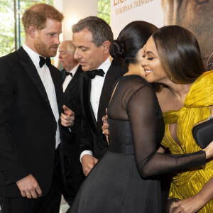 Le prince Harry, duc de Sussex, Robert Iger (Disney) et Meghan Markle, duchesse de Sussex, avec Jay-Z et sa femme Beyonce Knowles à la première du film "Le Roi Lion" au cinéma Odeon Luxe Leicester Square à Londres, le 14 juillet 2019.