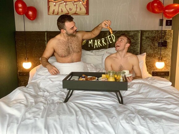 Matthew Mitcham a partagé des photos de lui et son mari Luke Rutherford, après leur mariage, sur Instagram. Février 2020.