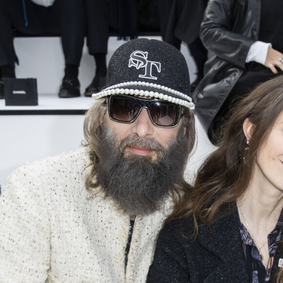 Sébastien Tellier, son épouse Amandine de la Richardière et Clara Luciani assistent au défilé Chanel collection prêt-à-porter Automne/Hiver 2020-2021 au Grand Palais. Paris, le 3 mars 2020. © Olivier Borde/Bestimage