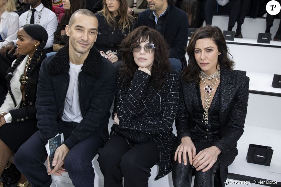 Isabelle Adjani et Anna Mouglalis assistent au défilé ...