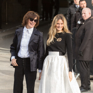 Inès de la Fressange et sa fille Violette d'Urso arrivent au Grand Palais pour assister au défilé Chanel, collection prêt-à-porter automne-hiver 2020-2021. Paris, le 3 mars 2020.