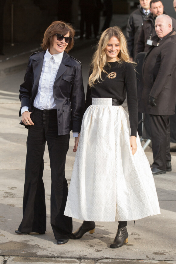 Inès de la Fressange et sa fille Violette d'Urso arrivent au Grand Palais pour assister au défilé Chanel, collection prêt-à-porter automne-hiver 2020-2021. Paris, le 3 mars 2020.