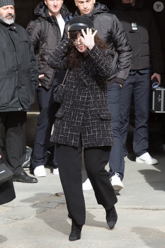 Isabelle Adjani quitte le Grand Palais à l'issue du défilé Chanel, collection prêt-à-porter automne-hiver 2020-2021. Paris, le 3 mars 2020.