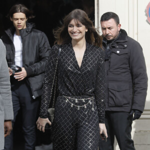 Clara Luciani quitte le Grand Palais à l'issue du défilé Chanel, collection prêt-à-porter automne-hiver 2020-2021. Paris, le 3 mars 2020.