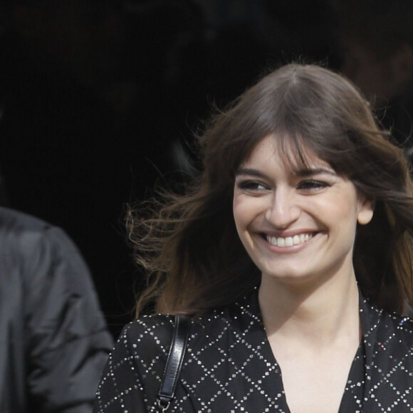 Clara Luciani quitte le Grand Palais à l'issue du défilé Chanel, collection prêt-à-porter automne-hiver 2020-2021. Paris, le 3 mars 2020.