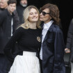 Inès de la Fressange : Avec sa fille Violette et Angèle au défilé Chanel