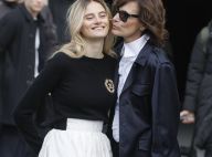 Inès de la Fressange : Avec sa fille Violette et Angèle au défilé Chanel