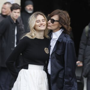 Inès de La Fressange et sa fille Violette Marie d'Urso quittent le Grand Palais à l'issue du défilé Chanel, collection prêt-à-porter automne-hiver 2020-2021. Paris, le 3 mars 2020.