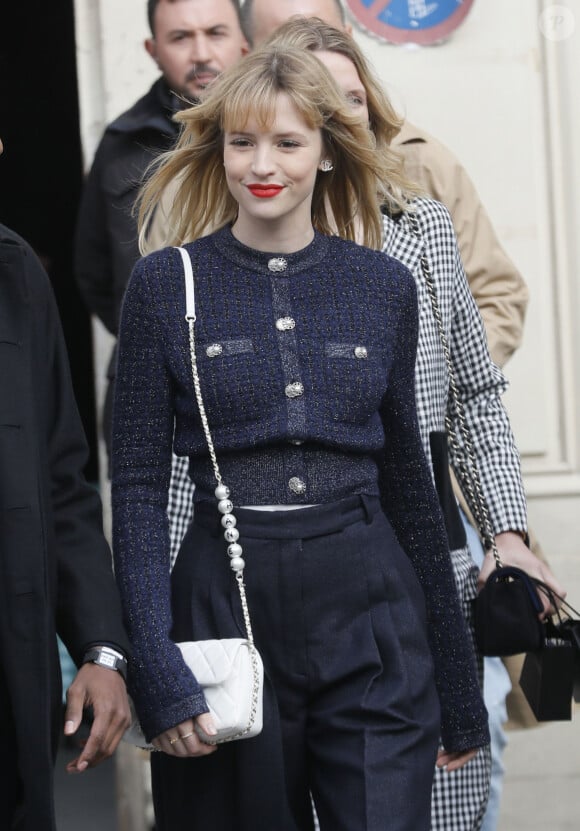 La chanteuse Angèle (Angèle Van Laeken) quitte le Grand Palais à l'issue du défilé Chanel, collection prêt-à-porter automne-hiver 2020-2021. Paris, le 3 mars 2020.