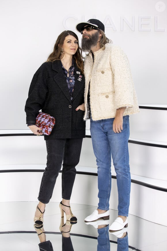 Amandine de la Richardière et son mari Sébastien Tellier assistent au défilé Chanel collection prêt-à-porter Automne/Hiver 2020-2021 au Grand Palais. Paris, le 3 mars 2020. © Olivier Borde/Bestimage