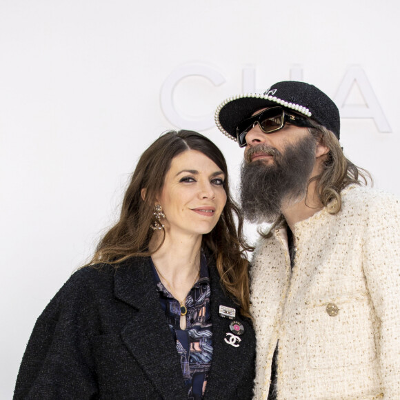 Amandine de la Richardière et son mari Sébastien Tellier assistent au défilé Chanel collection prêt-à-porter Automne/Hiver 2020-2021 au Grand Palais. Paris, le 3 mars 2020. © Olivier Borde/Bestimage