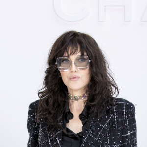 Isabelle Adjani assiste au défilé Chanel collection prêt-à-porter Automne/Hiver 2020-2021 au Grand Palais. Paris, le 3 mars 2020. © Olivier Borde/Bestimage