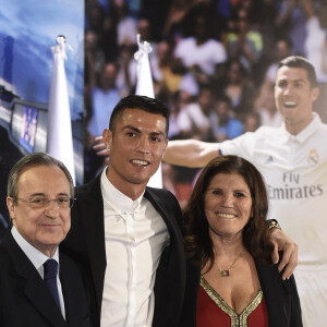 Cristiano Ronaldo avec sa mère Maria Dolores et Florentino Perez - Conférence de presse de Cristiano Ronaldo pour annoncer la prolongation de son contrat avec le Real Madrid jusqu'en 2021 à Madrid le 7 novembre 2016.