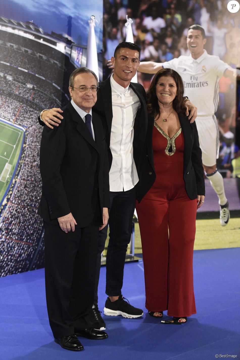 Cristiano Ronaldo avec sa mère Maria Dolores et Florentino Perez - Conférence de presse de Cristiano Ronaldo pour annoncer la prolongation de son contrat avec le Real Madrid jusqu&#039;en 2021 à Madrid le 7 novembre 2016.