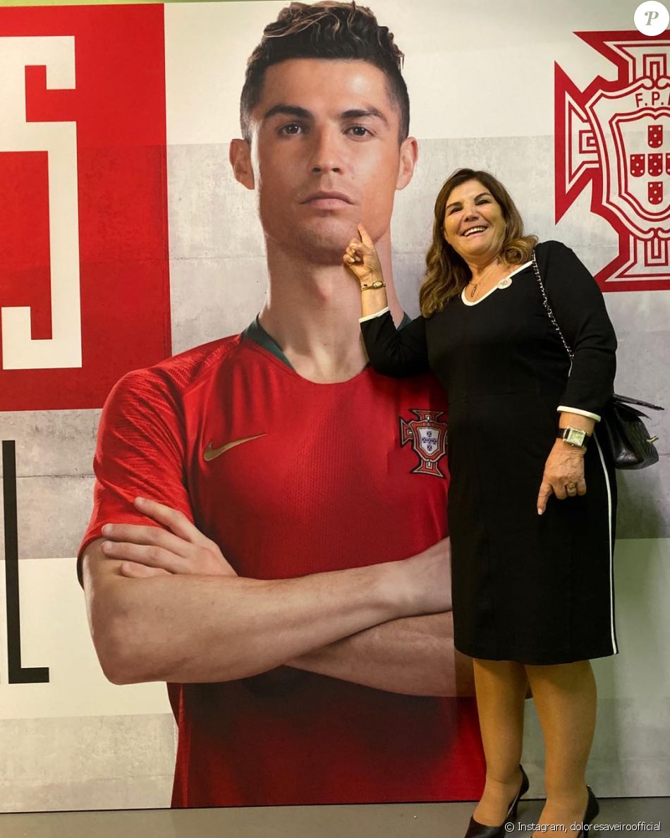  Maria Dolores dos Santos Aveiro devant un portrait de son image Cristiano Ronaldo avec le maillot du Portugal. Le 17 novembre 2019.  