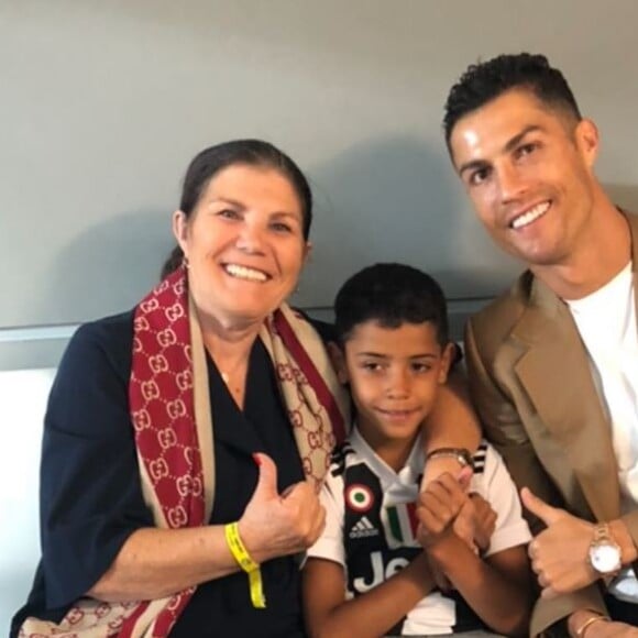 Maria Dolores dos Santos Aveiro avec son fils Cristiano Ronaldo et son petit-fils Cristiano Jr le 5 février 2020. 