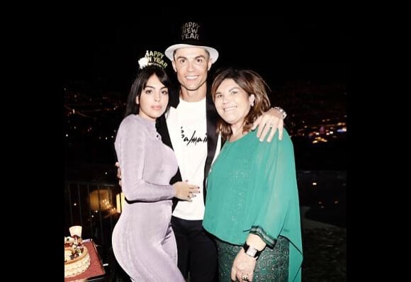 Maria Dolores dos Santos Aveiro fêtant la nouvelle année avec son fils Cristiano Ronaldo et Georgina Rodriguez. 31 décembre 2019.