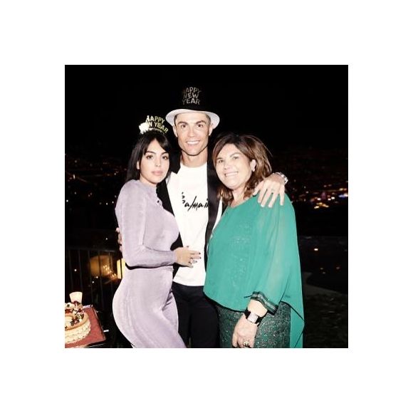 Maria Dolores dos Santos Aveiro fêtant la nouvelle année avec son fils Cristiano Ronaldo et Georgina Rodriguez. 31 décembre 2019.
