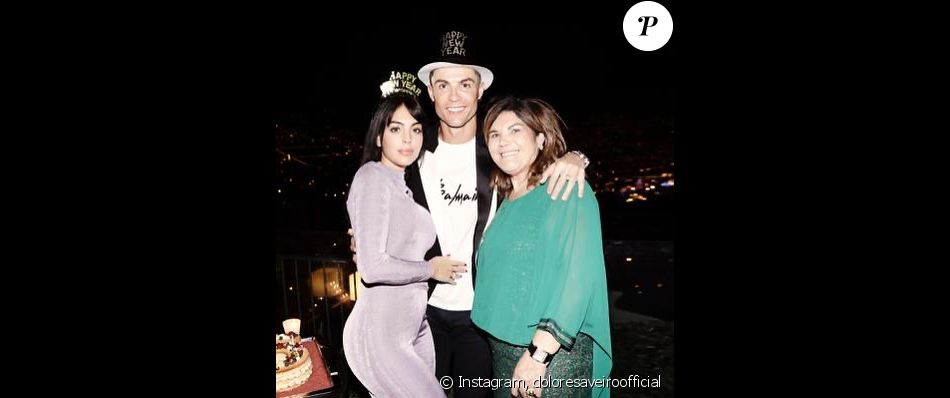  Maria Dolores dos Santos Aveiro fêtant la nouvelle année avec son fils Cristiano Ronaldo et Georgina Rodriguez. 31 décembre 2019. 