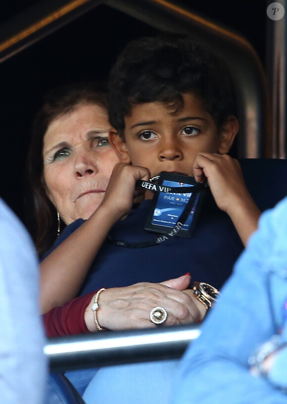 La famille de Cristiano Ronaldo: son fils, Cristiano Ronaldo Jr., ses 2 soeurs, Katia et Elma Aveiro, et sa mère, Dolores Aveiro, assistent au match, Portugal - Autriche pendant l'UEFA Euro 2016 au Parc des Princes à Paris, le 18 juin 2016. © Cyril Moreau/Bestimage