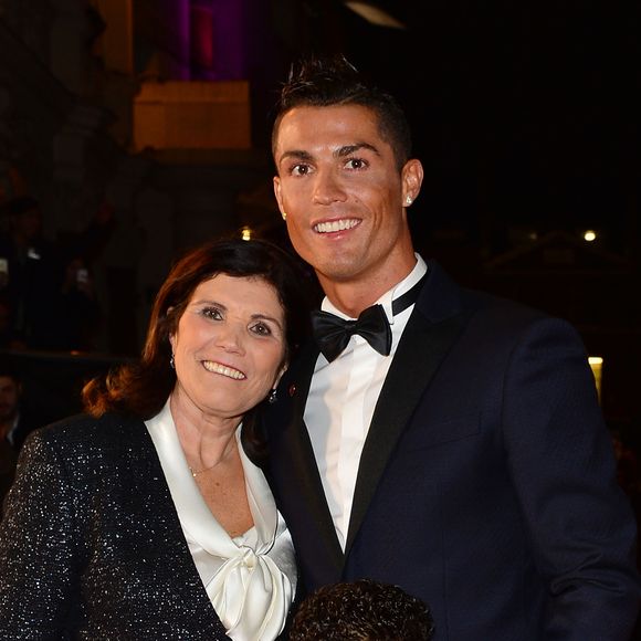 Cristiano Ronaldo avec sa mère Maria Dolores dos Santos Aveiro et son fils Cristiano Ronaldo Jr - Première du film "Ronaldo" à Londres le 9 novembre 2015.