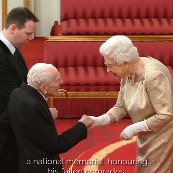 Elizabeth II (avec des gants) lors d'une cérémonie d'investiture au palais de Buckingham le 3 mars 2020.
