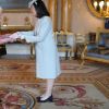 La reine Elizabeth II d'Angleterre en audience avec l'ambassadrice du Salvador Gilda Guadalupe Velasquez-Paz au palais Buckingham à Londres. Le 27 février 2020